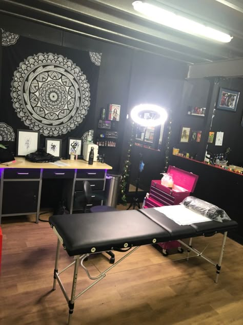 Tattoo Home Studio, Tattoo Set Up Station, Tattoo Booth Ideas, Tattoo Room Studio, Home Tattoo Studio, Tattoo Room Ideas, Hypebeast Room Ideas, Tattoo Shop Interior, Tattoo Shop Decor