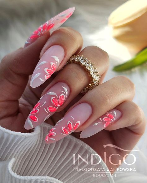 pink nails , summer nails, flower Nail Art Fluo Summer, Hawaiin Nails Ideas, Summer Nails With Flowers, Nails With Flowers, Gold Acrylic Nails, Nails Flower, Nails Summer Nails, Peach Nails, Beauty Nails Design