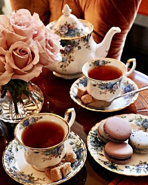 Inspiração. By pinterest. Tea Cups And Saucers, Afternoon Tea Parties, English Tea, Chocolate Tea, My Cup Of Tea, Cups And Saucers, Tea Cakes, Frappe, Tea Shop