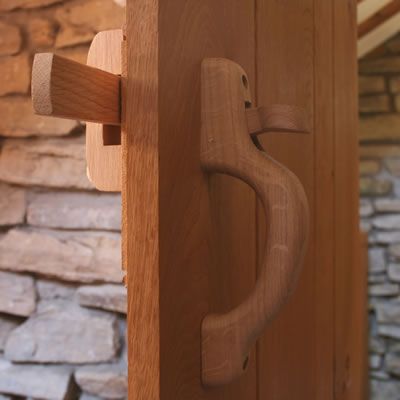 love, love, love these! Handcrafted oak suffolk latch www.littleoakcompany.co.uk £25 Wood Latches, Wooden Door Knobs, Wooden Lock, Interior Barn Door Hardware, Wooden Hinges, Suffolk Latch, Door Latches, Solid Oak Doors, Wood Hinges