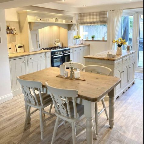 Small Kitchen Diner, Farmhouse Style Kitchen Table, Small Open Plan Kitchens, Cottage House Interior, Kitchen Sofa, Country Cottage Kitchen, Small Cottage Kitchen, Open Plan Kitchen Dining Living, Cosy Kitchen