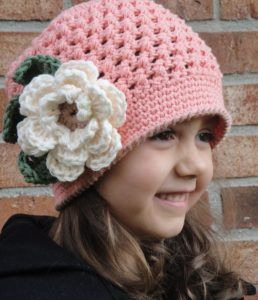 TUTORIAL DE FLORES PARA GORROS A CROCHET- PASO A PASO!!! - CURSOS GRATUITOS Crochet Baby Cap, Pola Topi, Girls Crochet Hats, Crochet Kids Hats, Crocheted Hat, Kids Hat, Bonnet Crochet, Crochet Knit Hat, Crochet Cap