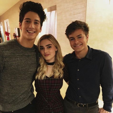 American Housewife Aesthetic, American House Wife, Meg Donnelly And Milo Manheim, Meg And Milo, Zombies Cast, Peyton Clark, Zombies Disney, American Housewife, Disney Zombies