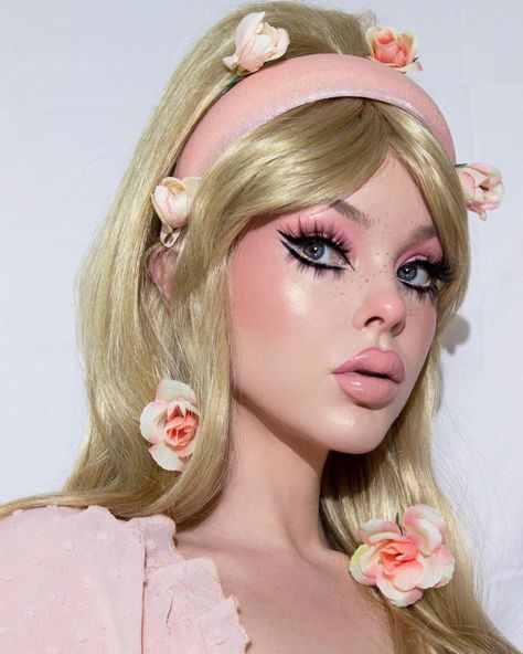 70s Eye Makeup: 27 Groovy Ideas - Disco, Hippie, and Glam Looks with Tutorials Princess Peach Makeup, 70s Eye Makeup, The 70s Aesthetic, Disco Parties, Peachy Eyeshadow, Disco Makeup, Dramatic Eyeliner, Peach Costume, Orange Eyeshadow