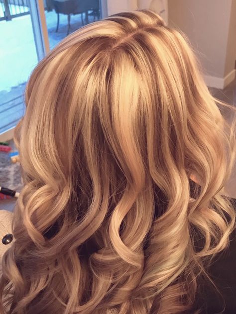 Blocky Blonde Highlights, Highlights For Dark Blonde Hair Summer, Strawberry Blonde Hair With Chunky Highlights, Thick Caramel Highlights, Blonde Thick Highlights, Blonde Chunky Highlights On Blonde Hair, Blonde Hair With Chunky Highlights, Chunky Highlights Wavy Hair, Warm Blonde Highlights On Dark Hair