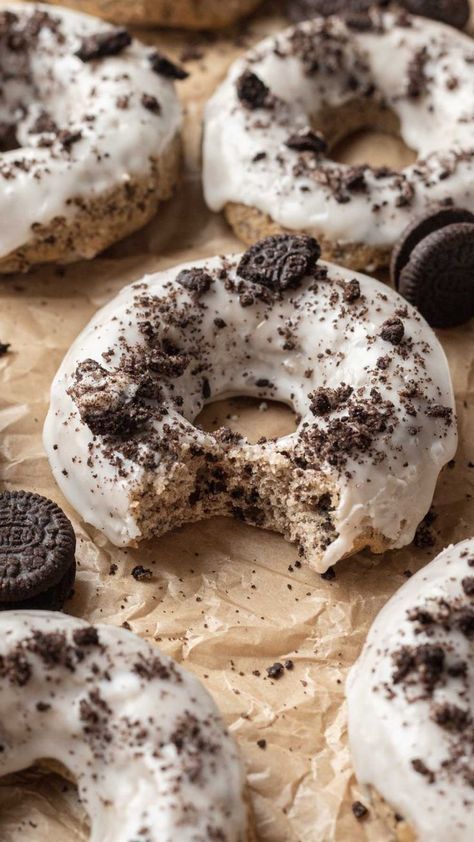 These baked Oreo Donuts are stuffed with oreo cookie crumbs and topped with a vanilla glaze and more oreo crumbs! The perfect cookies and cream donut! Stuffed Doughnut, Oreo Cookie Crumbs, Red Velvet Donuts, Oreo Donuts, Cream Donut, Fried Donuts, Perfect Cookies, Vanilla Glaze, Family Restaurant