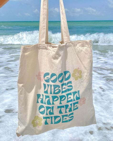 our favorite totes🏄🏼‍♀️🐚 Beach Aesthetic Coconut, Aesthetic Beach Bag, Hibiscus Tote Bag, Aesthetic Small Business, Aesthetic Coconut, Girl Surfer, Surf Aesthetic, Blue Crush, Bag Aesthetic