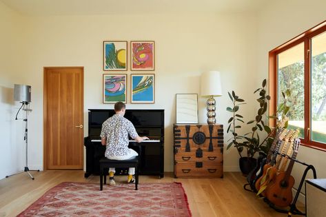 Photo 7 of 15 in A Los Angeles Musician’s Shed-Roofed Home Gets a Pitch-Perfect Renovation - Dwell Piano Photo, Vintage Living Room Furniture, Retro Rug, Modernist House, Sea Ranch, Hot House, Sunset Magazine, Lake Home, Beautiful Home Designs