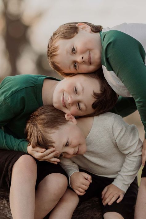 Three young boys have their heads laying one on top of another like a burger with cheeky grins 3 Boys Photoshoot Ideas, Three Kids Photoshoot, Three Kids Photoshoot Poses, Brothers Photo Shoot, Little Boy Photography, Christmas Family Photoshoot, Children Photography Poses, Boy Photo Shoot, Sibling Poses