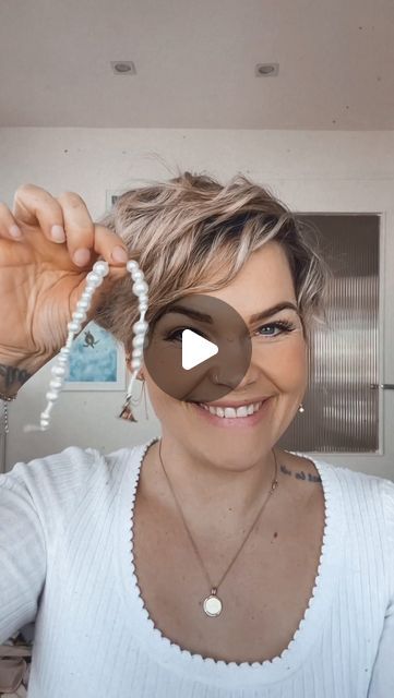 Salirasa - Short Hair Styles | Pixiecut | Undercut on Instagram: "Easy accessory idea for short or long hair. 
#shorthair #hairidea #kurzehaare #kurzhaarfrisur #cabelocurto #pixiecut" Headscarf Styles Short Hair, How To Style Short Hair Tutorial, Short Hair Pin Up Styles, Short Hair Accessories Pixie, Short Hair Accessories Ideas, Pixie Hair Accessories, Hair Accessories For Short Hair, Accessories For Short Hair, Pixiecut Undercut