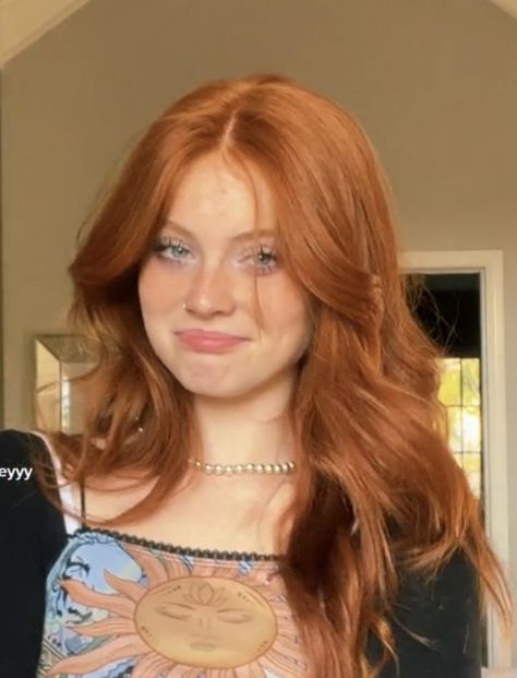 Ginger Hair With Layers And Curtain Bangs, Cute Ginger Haircuts, Strawberry Blonde With Freckles, Fun Ginger Hair, Amber Blonde Hair Color, Ginger Hair Haircut, Ginger Hair Styles Natural Redhead, Redhead Wolfcut, Amber Red Hair