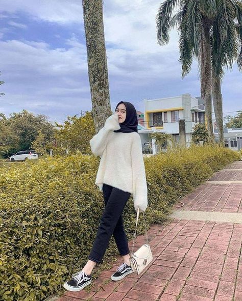 Ootd Hoodie Hijab Casual, Ootd Hijab Sweater, Sweater Outfit Hijab, Jaket Crochet, Ootd Sweater, Tutorial Hijab, Classy Winter Outfits, Muslim Outfits Casual, Hijab Style Casual