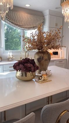 Island Decor Ideas, Island Styling, Flower Vase Ideas, Glam Room Decor, Kitchen Island Decor Ideas, Kitchen Island Styling, Glam Kitchen Decor, Farah Merhi, Modern Flower Vase