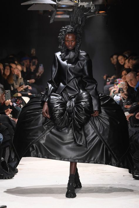 Comme des Garçons Fall 2024 Ready-to-Wear Runway, Fashion Show & Collection Review [PHOTOS] Comme Des Garcons Fashion Show, Comme Des Garcons Outfit, Comme Des Garcons Runway, Avantgarde Fashion, Metallic Accessories, Textures Fashion, Rei Kawakubo, Show Collection, Avant Garde Fashion