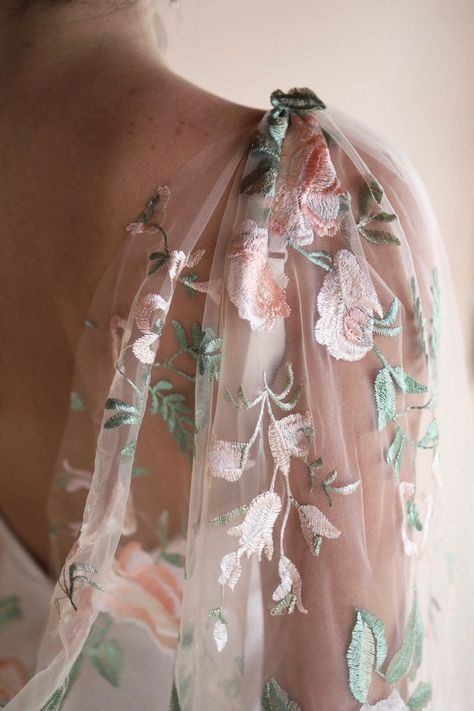 Wedding Flower Crown Veil, Flower Crown Wedding Veil, Draped Veil, Veil With Flowers, Bridal Cape Veil, Flower Crown Veil, Drape Veil, Veil Floral, Cape Veil