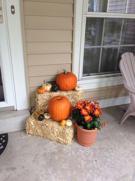 Hay Bales And Pumpkins, Hay Bale Decor, Outside Fall Decorations, Porch Fall Decor, Fall Yard Decor, Fall Front Porch Decor Ideas, Outside Fall Decor, Porch Pumpkins, Fall Front Porch Decor