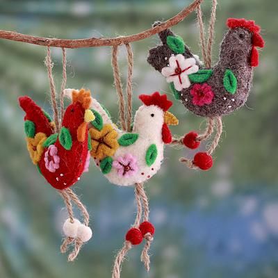 UNICEF Market | Wool Bird Christmas Ornaments from India - Rockin' Roosters Wool Ornaments, Diy Felt Christmas Ornaments, Handmade Felt Ornament, Baby Mobil, Bird Christmas Ornaments, Chicken Crafts, Felt Christmas Decorations, Felt Embroidery, Felt Birds