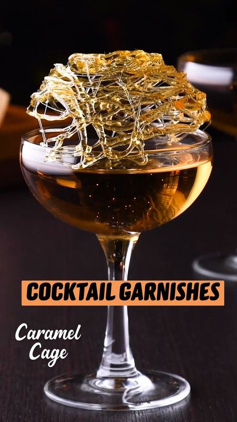 Creative Drink Garnishes, Christmas Drink Garnish Ideas, Fancy Drink Recipes, Drinks Decoration Ideas, Cocktail Garnish Ideas Creative, Caramel Garnish, Fancy Cocktail Recipes, Drink Garnish Ideas, New Years Food Ideas