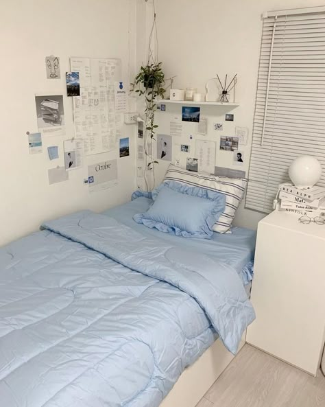 Aesthetic Dark Bedroom, Blue Room Inspiration, Minimalist Bedroom Aesthetic, Bedroom Aesthetic Minimalist, Bedroom Aesthetic Vintage, Bedroom Aesthetic Dark, Light Blue Rooms, Aesthetics Bedroom, Luxury Dorm Room