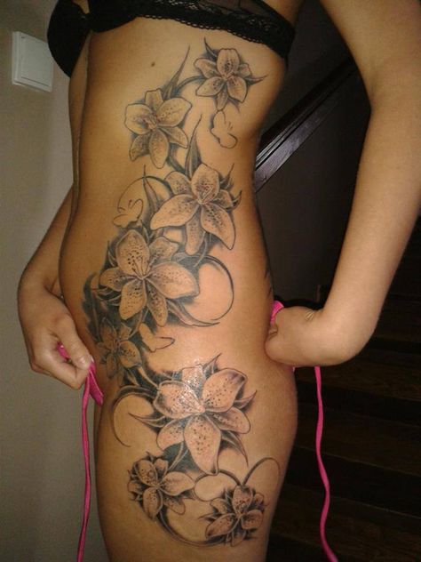 tattoo flower Side Piece Tattoos, Side Tattoos Women, Side Thigh Tattoos, Flower Tat, Hip Thigh Tattoos, Torso Tattoos, Hip Tattoos Women, Flower Tattoo Shoulder, Pieces Tattoo