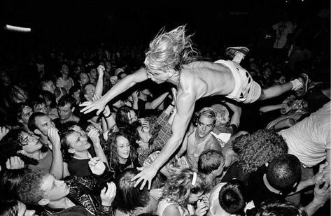 Photographer Charles Peterson Captured the Birth of Grunge Music in Seattle Grunge Songs, Seattle Grunge, 80s Grunge, The Smashing Pumpkins, Mosh Pit, Stone Temple Pilots, Grunge Band, Grunge Music, Grunge Dress