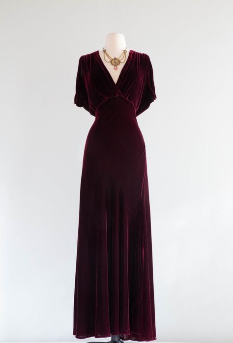 Wine Velvet Dress, 40s Mode, Velvet Evening Gown, Vintage Clothing Store, Vintage Clothing Boutique, 1930s Fashion, Stevie Nicks, Look Vintage, Silk Velvet