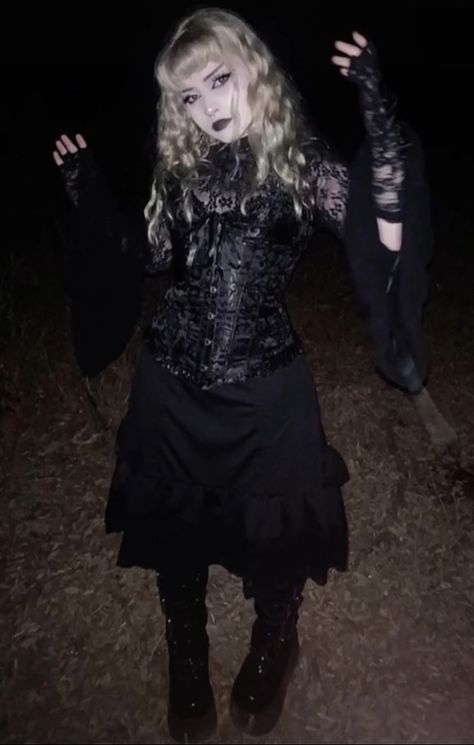 Blonde Goth Aesthetic, Emo Prom, Trad Goth Outfits, Goth Outfit Inspo, Goth Fits, Goth Outfit Ideas, Goth Outfit, Goth Subculture, Trad Goth