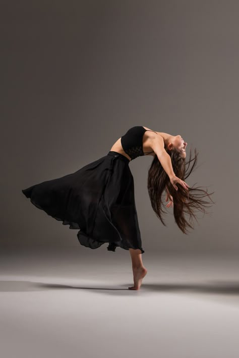 Skirt Dance Photography, Western Dance Poses, Contemporary Dance Silhouette, Beginner Dance Poses For Pictures, Dance Poses For Pictures Easy, Lyrical Dance Poses For Pictures, Dance Outfits Aesthetic, Dance Photoshoot Poses Simple, Creative Dance Photography