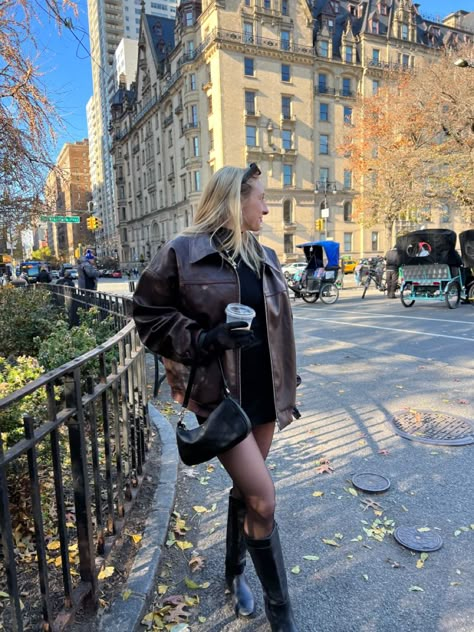 new york Fall New York Fashion, Magic Hour Rooftop Bar Nyc Outfit, New York City Outfit Inspo Winter, Nyc It Girl Outfits, Nyc November Outfit Aesthetic, Winter Style New York, Thanksgiving Nyc Outfit, New York Upper East Side Fashion, New York City In The Winter