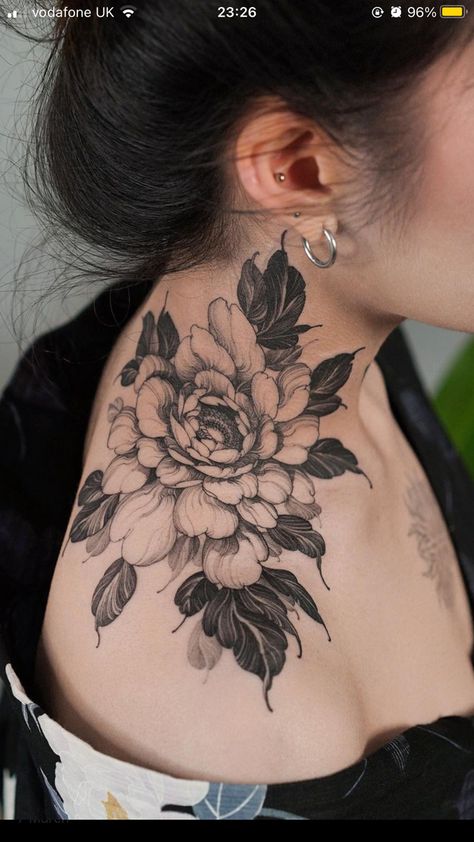 Dark Tattoo Ideas, Floral Back Tattoos, Backpiece Tattoo, Upper Back Tattoos, Tattoo Neck, Woman Flower, Flower Tattoo Back, Back Of Shoulder Tattoo, Neck Tattoos