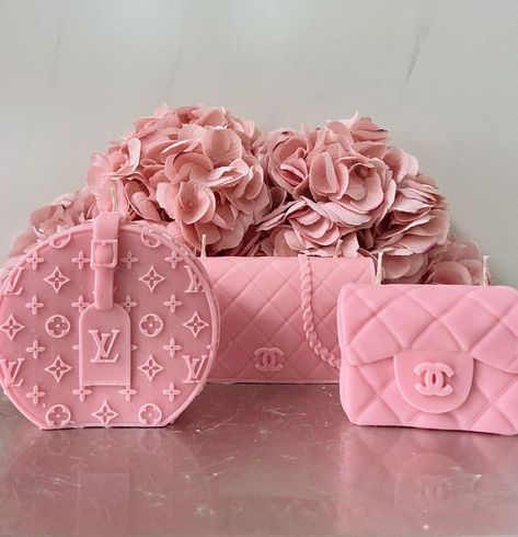 Girly Candles, Luxury Candles Packaging, Chanel Candles, Glam Candles, Jelly Candles, Candle Alternatives, Resin Candle, Making Candles Diy, Diy Candles Scented