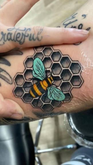 Honey Bee Tattoo Ideas, Bee Tattoo Ideas, Queen Bee Tattoo, Honey Bee Tattoo, Honeycomb Tattoo, Cool Ear Tattoos, Bee Tattoos, Bumble Bee Tattoo, Jewel Tattoo