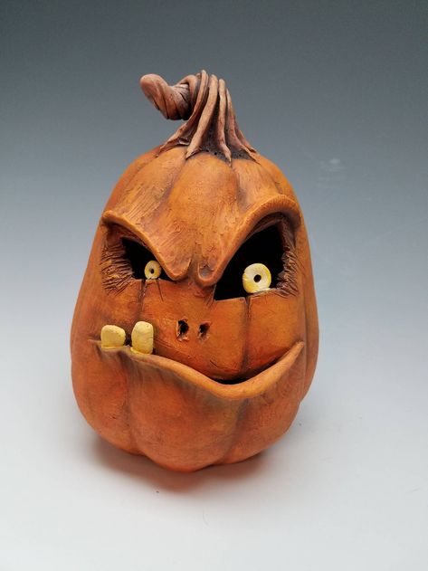 Pumpkin Sculpture Clay, Halloween Sculptures Polymer Clay, Ceramic Pumpkins Ideas, Ceramic Jack O Lantern, Fall Ceramic Ideas, Clay Scarecrow, Painting Ideas Pottery, Pottery Pumpkins, Pottery Halloween