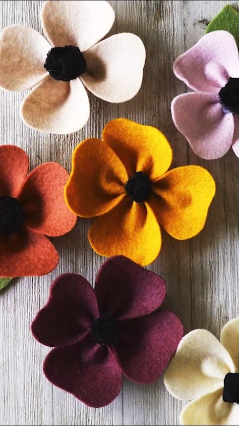 Felt Crafts Flowers, Felt Flowers Patterns, Felt Flower Tutorial, Felt Flowers Diy, Making Fabric Flowers, Fabric Flower Tutorial, Felt Crafts Diy, Seni Dan Kraf, Handmade Flowers Fabric