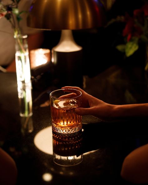 old fashioned whiskey cocktail in a dark, romantic bar Vintage Cocktail Aesthetic, Speakeasy Cocktails, Cocktail Styling, Luxury Drinks, Club Lifestyle, Library Bar, Ambassador Hotel, Cocktail Photography, Hotel Inspiration