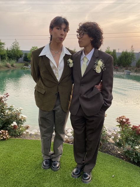 Transmasc Prom Outfit, Mlm Weddings, Masc Hoco Fit, Masc Prom Outfit, Mlm Wedding, Hoco Guys Outfits, Prom Outfits Couples, Queer Prom Outfit, Homecoming Men