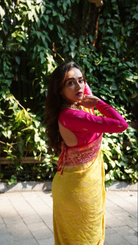 Pink And Yellow Saree Blouse, Amruta Khanvilkar Saree, Full Hand Blouse Designs For Saree, Haldi Saree Look, Yellow Saree With Contrast Blouse, Yellow Bandhani Saree, Contrast Saree, Amruta Khanvilkar, Saree Yellow