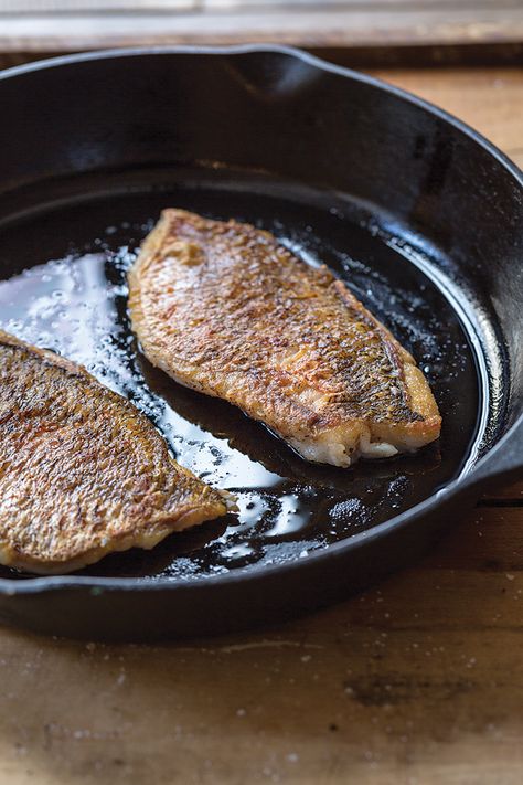 Indispensable tips for perfect pan-fried fish with crispy skin and flaky, tender meat. Veal Scallopini Recipes, Fish Cooking, Steak In Oven, Pan Fried Fish, Pan Seared Steak, Pan Fry, Fried Fish Recipes, Seared Steak, How To Cook Fish