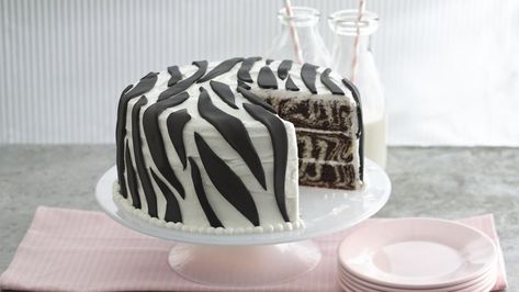 A zebra layer cake is perfect for any animal lover. Adorned in zebra print both on the frosting and inside the cake, it's a wildly fun way to celebrate any occasion. Zebra Cake Birthday, Pina Colada Cake Recipe, Zebra Cakes, Pina Colada Cake, Rainbow Layer Cakes, Cake Land, Betty Crocker Cake, Zebra Birthday, Zebra Party