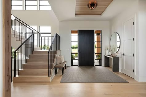 Dream Home Tour: An absolutely stunning urban farmhouse in Minnesota Modern European Home, Urban Farmhouse Designs, Urban Farmhouse Style, Transitional Entry, Farmhouse Transitional, Entryway Style, Style Salon, Front Entryway, European Home