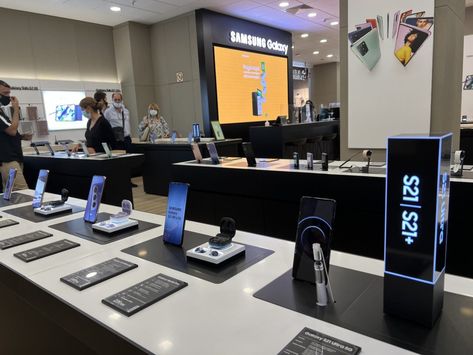 Samsung opens a new Samsung Store flagship in Barcelona with econocom retail services - Altabox Samsung Retail Store Design, Smartphone Store, Samsung Store, Digital Signage Solutions, Retail Marketing, Mall Stores, Phone Store, New Photo Download, Phone Shop