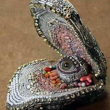 Stunning! Art Perle, Weird And Wonderful, Bead Art, Sehun, Altered Art, Beaded Embroidery, Textile Art, Amazing Art, Fiber Art