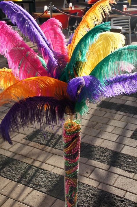 Oversized Carnival Feathers & Beads in tall vase for a Carnival Themed Event - by Creative Collective Brazil Party, Flower Arrangements Ideas, Rio Party, Carnival Decor, Carnival Party Decorations, Caribbean Party, Theme Carnaval, Carnival Decorations, Olympic Party