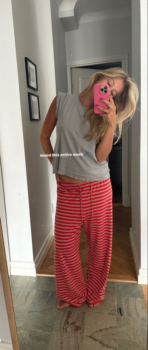 Pajama Inspo Aesthetic, 73 Degree Weather Outfit, Costal Outfits Casual, Comfy Sweats Outfit, Comfy Sunday Outfit, Comfy Lounge Outfits, Lounge Pants Outfit, Pjs Aesthetic, Lounge Fits