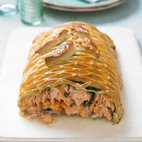 Nigella Salmon en Croute Salmon En Croute Recipe, Salmon En Croute, Side Dishes For Salmon, Traditional Christmas Dinner, Delicious Salmon Recipes, Mary Berry Recipe, British Recipes, Lime Salmon, Recipes Book