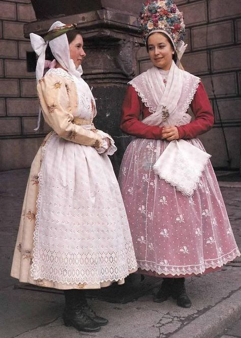 Polish Traditional clothing Polish Traditional Costume, English Clothes, Polish Clothing, Polish Folk Art, Polish Folk, Folk Clothing, Art Costume, Folk Dresses, Traditional English