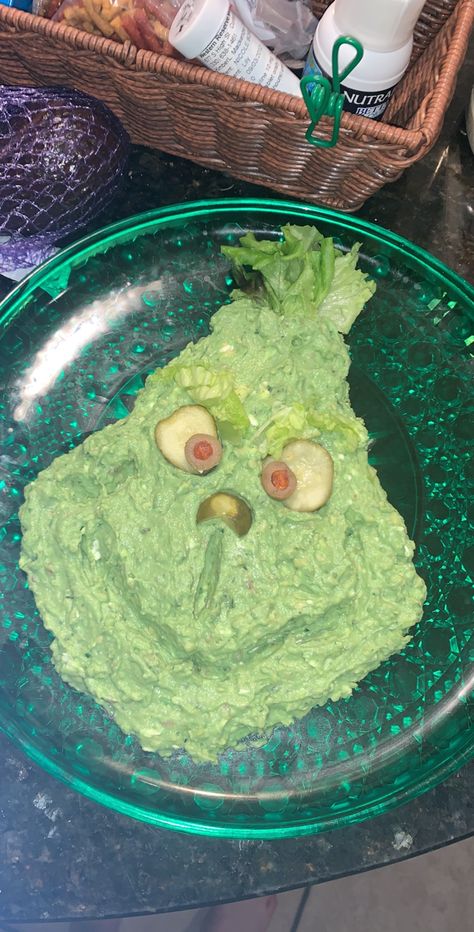 Grinch Guacamole And Chips, Mexican Food Christmas Party, Mexican Christmas Party Food, Grinch Guacamole Dip, Grinch Fruit Tray, Grinch Guacamole, Christmas Appies, Xmas Apps, Party Food Items