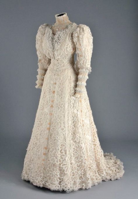 Wedding dress, 1907, McCord Museum Vintage Weddingdress, Princesa Margaret, 1900 Fashion, Edwardian Wedding, Vintage Wedding Gowns, Antique Dresses, Victorian Dresses, 1900s Fashion, Robes Vintage