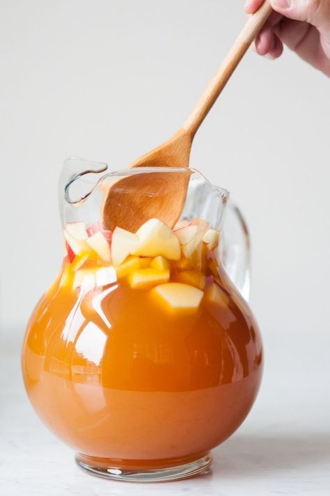 Unique, fall wedding cocktail idea - caramel apple sangria {Courtesy of The Sweetest Occasion} Apple Sangria Recipes, Caramel Apple Sangria, Apple Sangria, Caramel Vodka, Apple Cider Caramels, Sangria Recipes, Fall Drinks, Caramel Apple, Ginger Ale