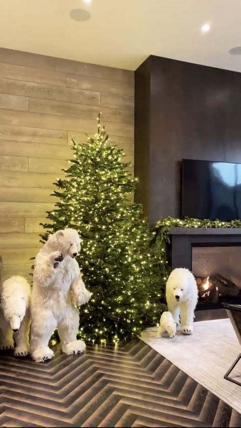 Kylie Christmas, Kardashian Christmas, Kylie Jenner House, Jenner House, Cozy Christmas Decor, Traditional Colonial, Colonial Christmas, Christmas Room Decor, Christmas Feeling